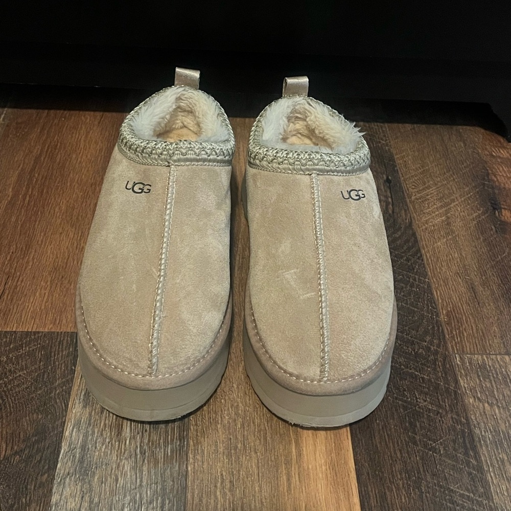 EUC UGG Women’s Platform Suede Moccasin/Clog with fur inside Size 8! - Picture 4 of 16